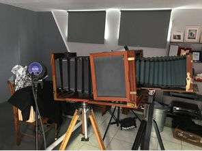 摄影师使用大画幅相机拍摄撕拉片