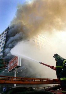 消防员正在扑灭酒店火灾