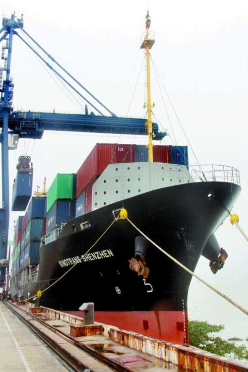 货轮正在卸货作业<p>另外，我还了解到，一些中国企业也开始加快海外建厂的步伐，试图通过本地化生产来绕开贸易壁垒。</p><p>长远来看，这场中美之间的航运博弈，或许会加速全球供应链的重构，促使更多国家寻求多元化的合作伙伴。</p><p>无论如何，我们都生活在一个高度互联的世界里，任何一方的单边行动，最终都会反噬自身。</p>                        </p>
                        <!-- E 正文 -->
                    </div>

                    <!-- S 付费阅读 -->
<!-- E 付费阅读 -->


                    <!-- S 点赞 -->
<div class=