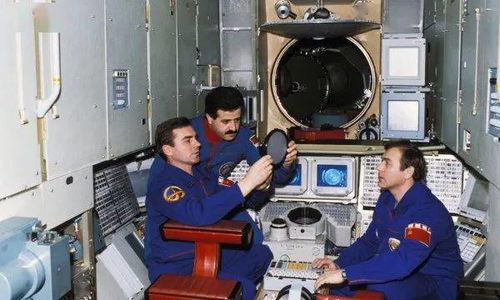 航天员在空间站内进行科学实验画面