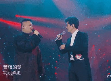 杨坤舞台侧身展示腰线瞬间