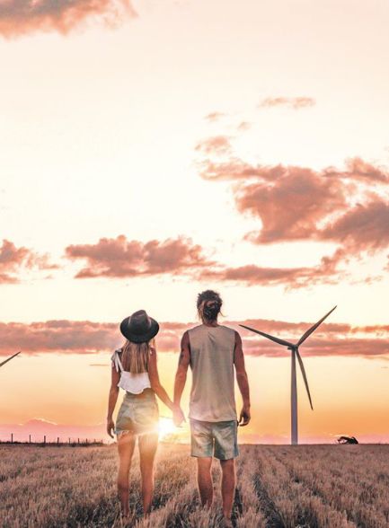 母女牵手走在夕阳下