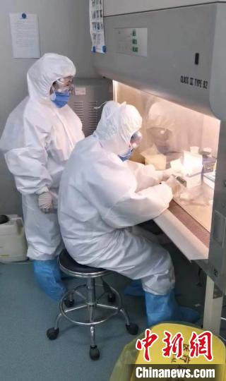 抗疫一线母亲医生工作照