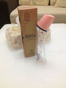 准妈妈整理婴儿用品