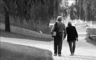 军人夜晚站岗思念母亲