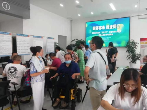 线下招聘会主持人直播带岗场景