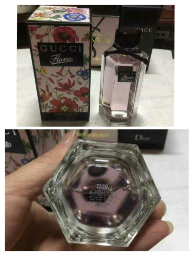 消费者手持古驰香水与正品对比展示图