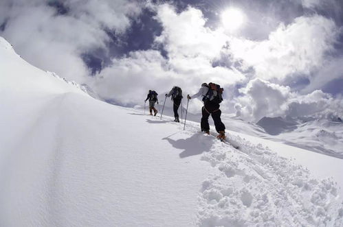户外登山者背着背包在雪地中行走