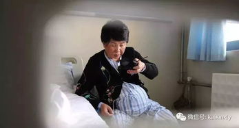 盛海琳与两个女儿在公园玩耍