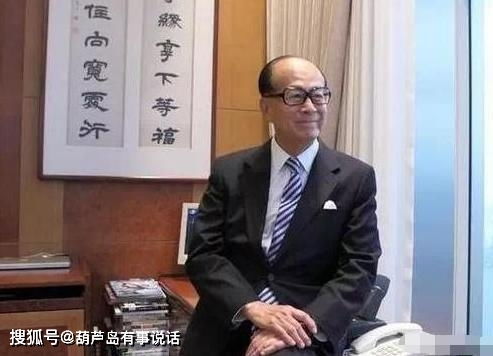 年轻时期的李嘉诚在办公室工作旧照