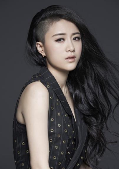 李嘉格与丈夫合照影像片段