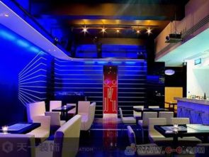 夜晚酒吧内景灯光柔和氛围温馨