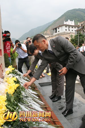 李安强站在北川遗址前微笑