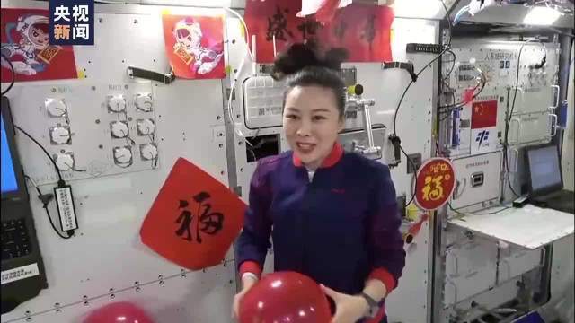 太空站内航天员贴春联庆祝春节