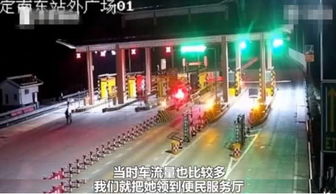 女孩在夜晚的高速服务区打电话求助