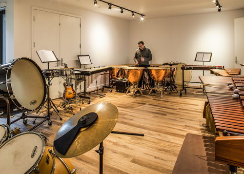 几位朋友在客厅排练音乐<p>《星之鼓动》就像一颗种子，在我心里慢慢生根发芽，最终长成了一棵支撑我前行的大树。</p><p>如果你也曾在人生的某个低谷感到无助，不妨听听这首歌。也许它不能立刻改变现实，但它能让你相信：你并不孤单，总有人愿意为你点亮一束光。</p>                        </p>
                        <!-- E 正文 -->
                    </div>

                    <!-- S 付费阅读 -->
<!-- E 付费阅读 -->


                    <!-- S 点赞 -->
<div class=