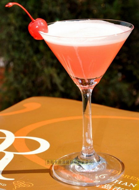 粉红鸡尾酒与烛光背景图