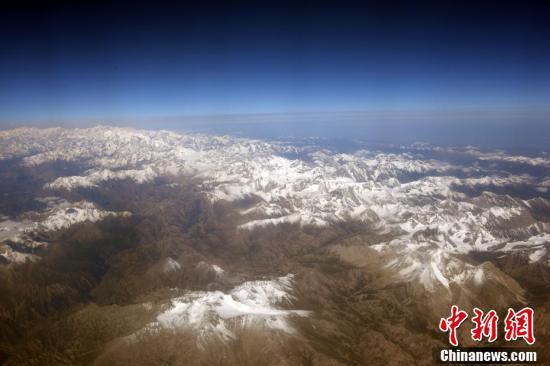 男子在赛里木湖边拍到落雷瞬间，闪电划破夜空震撼全场！