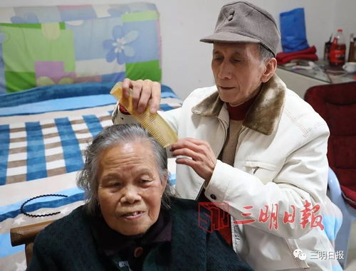 女儿为母亲梳头