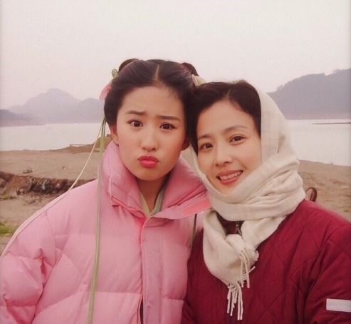 刘亦菲与母亲合影旧照