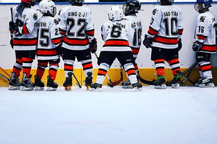 勇士全队围圈讨论战术