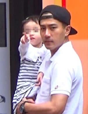 刘恺威与女儿小糯米合照