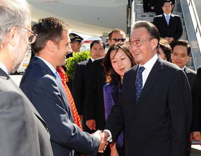 中国代表团抵达日内瓦机场