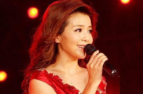 朱迅在跑步途中微笑