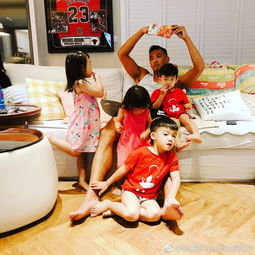 家庭合影温馨场景