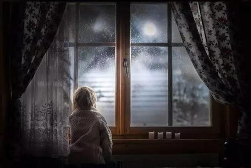 月光透过窗户洒在床上的温馨画面