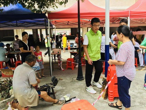 韩阿姨平静地在摊位前工作