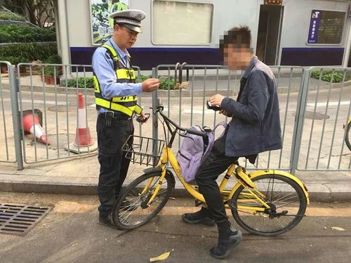 外卖骑手在雨中骑行