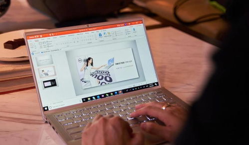 一本打开的笔记本上面写着灵感关键词