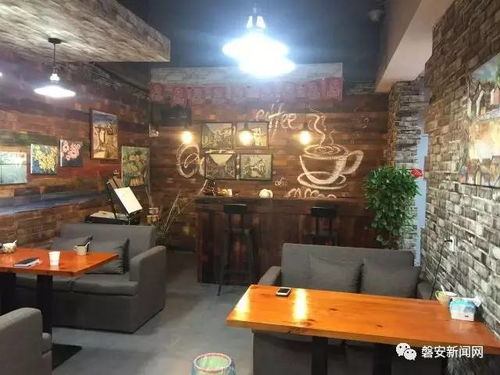 两人在咖啡馆里聊天的场景