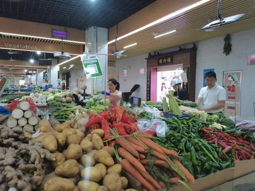 水果摊贩正在整理新鲜上市的蓝莓和车厘子