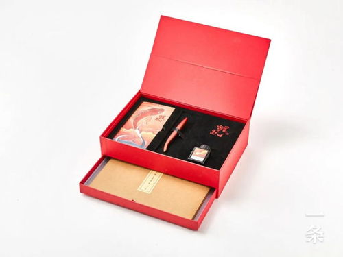 老旧信纸与钢笔摆放桌面