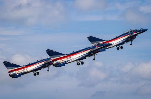 歼-10C在兰卡威航展表演特技动作