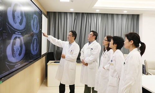 患者与医生讨论治疗方案