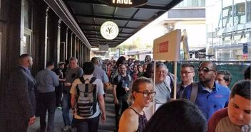 排队购买韩阿姨咖啡的人群