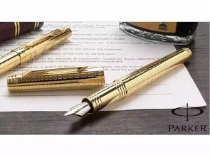 一张旧信纸和一支钢笔放在木桌上