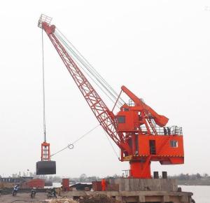 码头上零星工作的起重机与空旷的场地