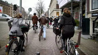 一人骑自行车穿过城市街道