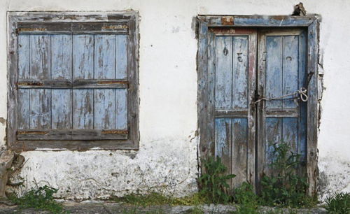 母亲站在老屋门前微笑