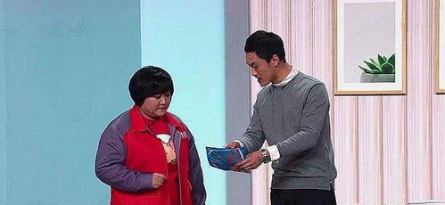 贾玲舞台表演与母亲观看的温馨画面