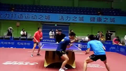 王楚钦在训练场认真练习