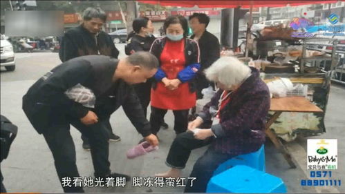 年轻民警在街头热心帮助市民解决问题