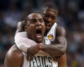 凯尔特人球员拥抱庆祝胜利