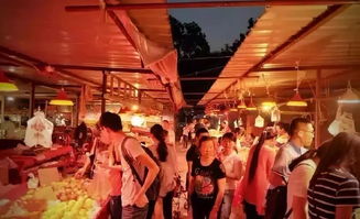 成都温江夜市管理人员与摊主冲突现场图