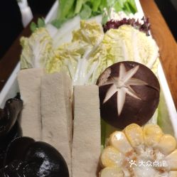 绿色蔬菜摆盘美食