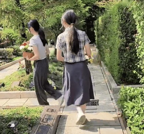 盛海琳与双胞胎女儿合影